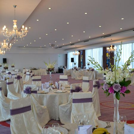 Marshal Garden Hotel Bucureşti Restaurant bilde A wedding reception at the InterContinental Budapest
