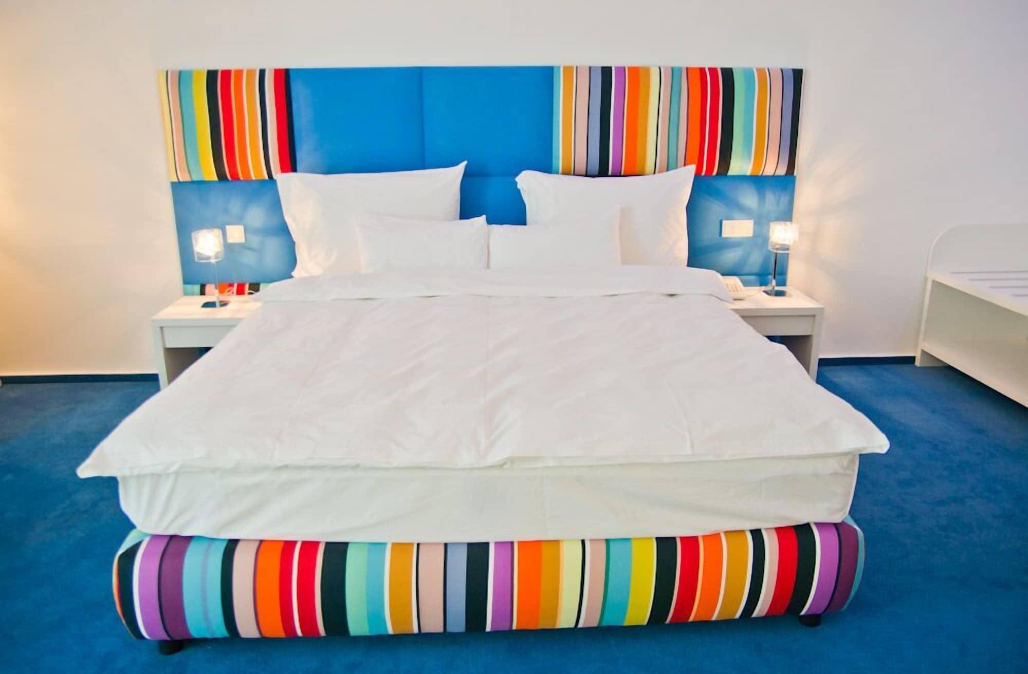 Marshal Garden Hotel Bucureşti Eksteriør bilde A bed
