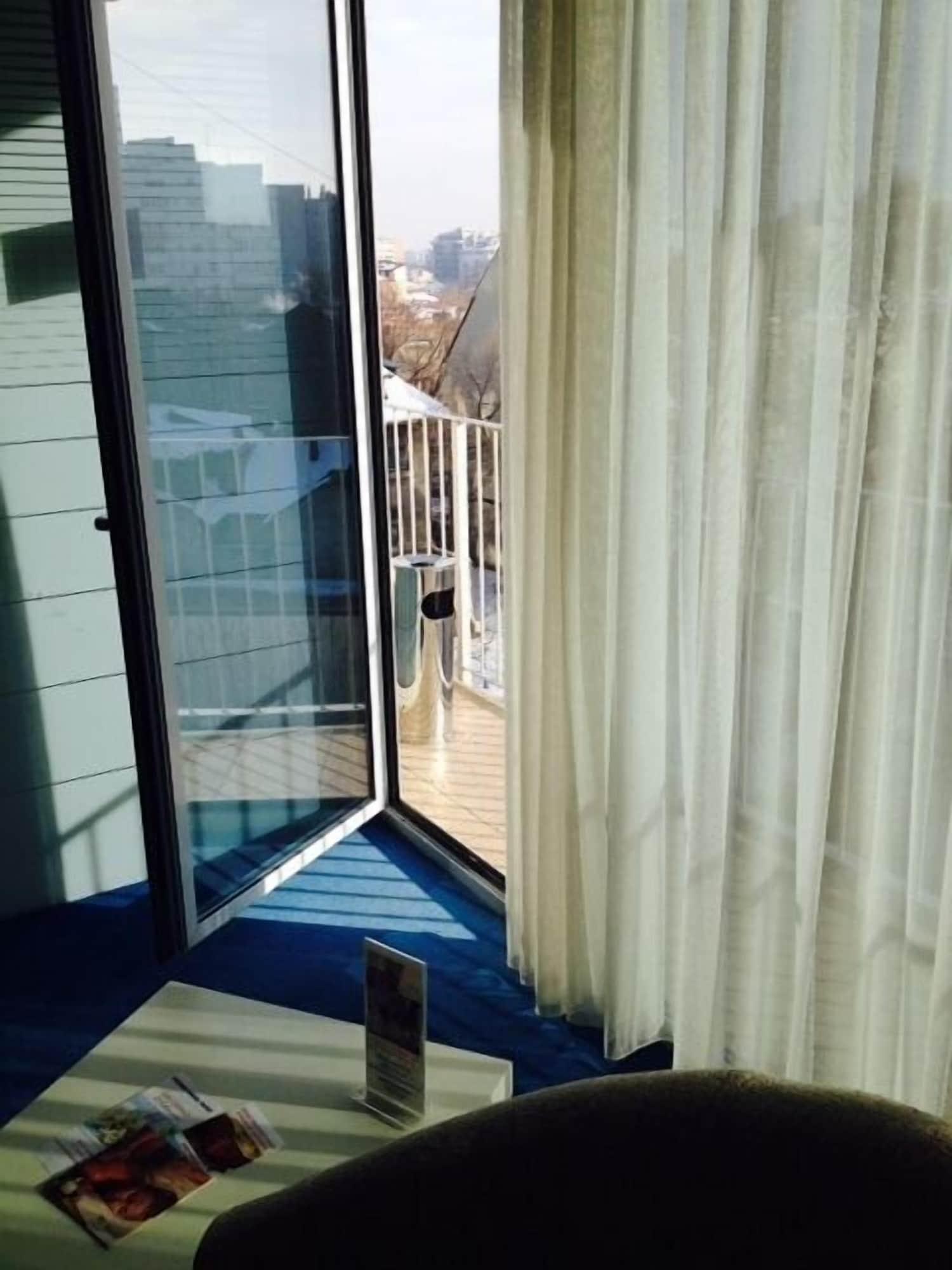 Marshal Garden Hotel Bucureşti Eksteriør bilde A balcony on a cruise ship