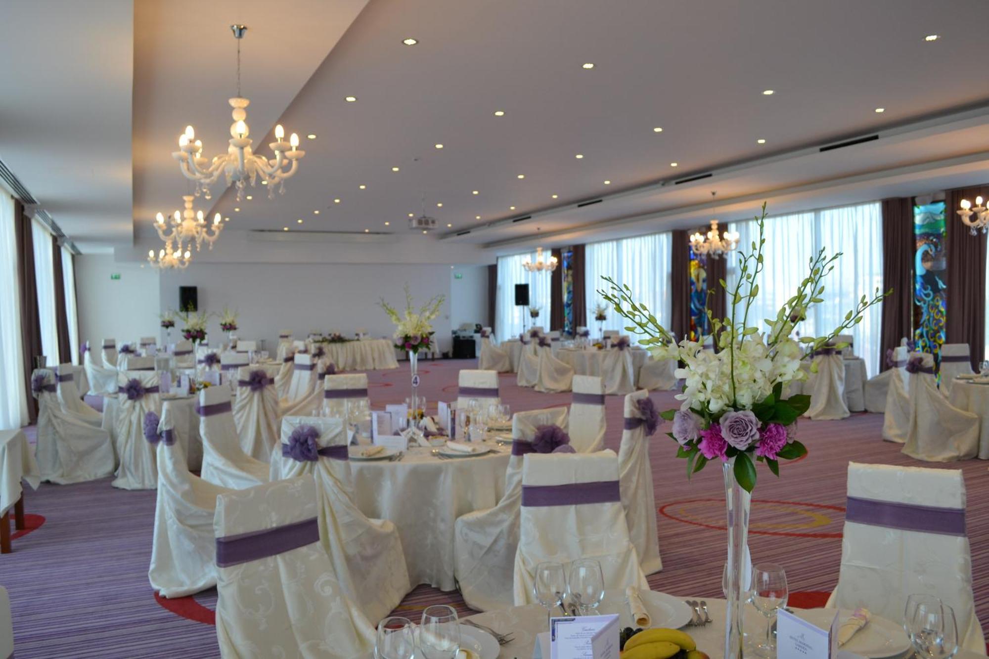 Marshal Garden Hotel Bucureşti Restaurant bilde A wedding reception at the InterContinental Budapest