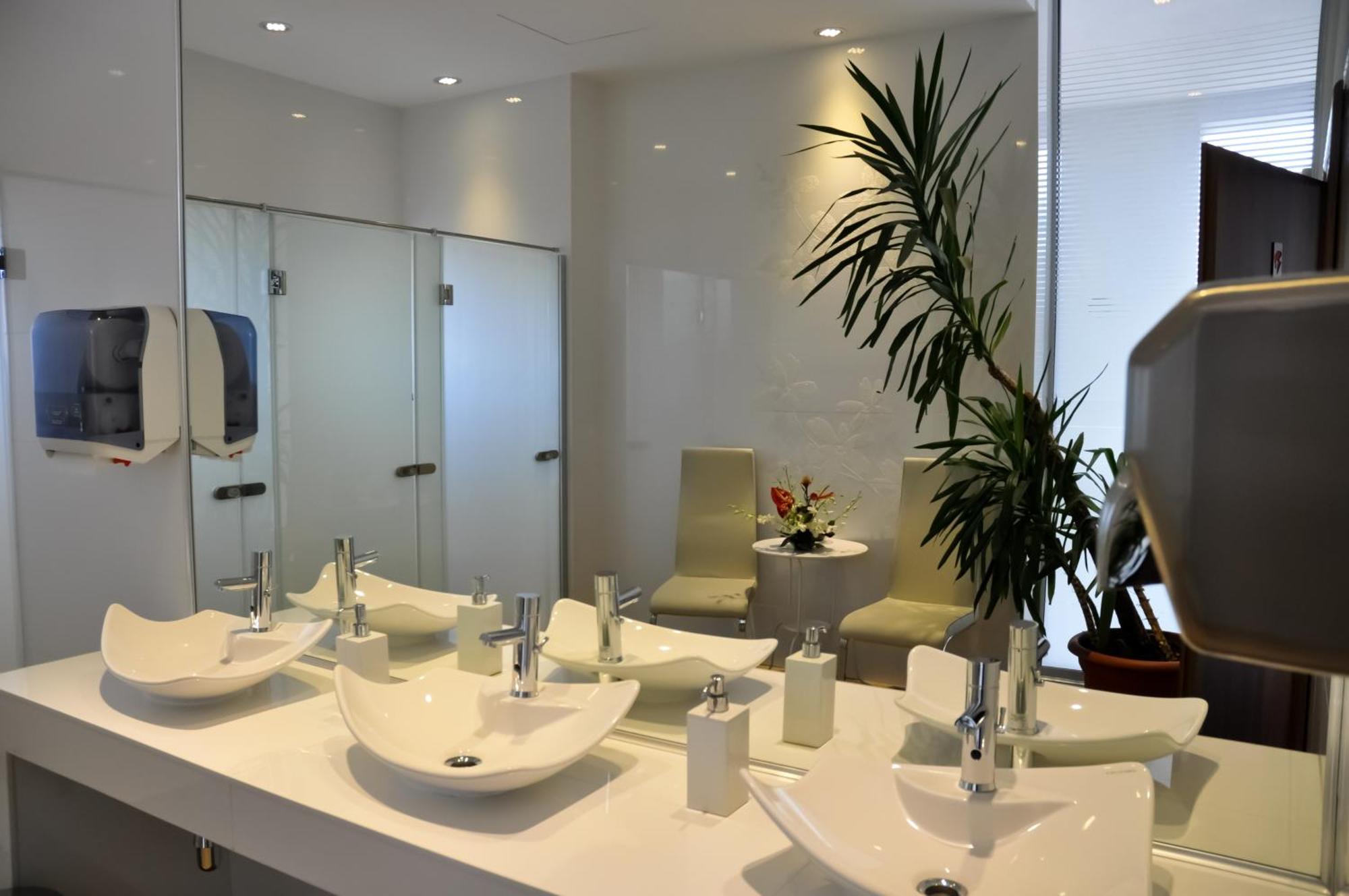 Marshal Garden Hotel Bucureşti Eksteriør bilde A modern bathroom