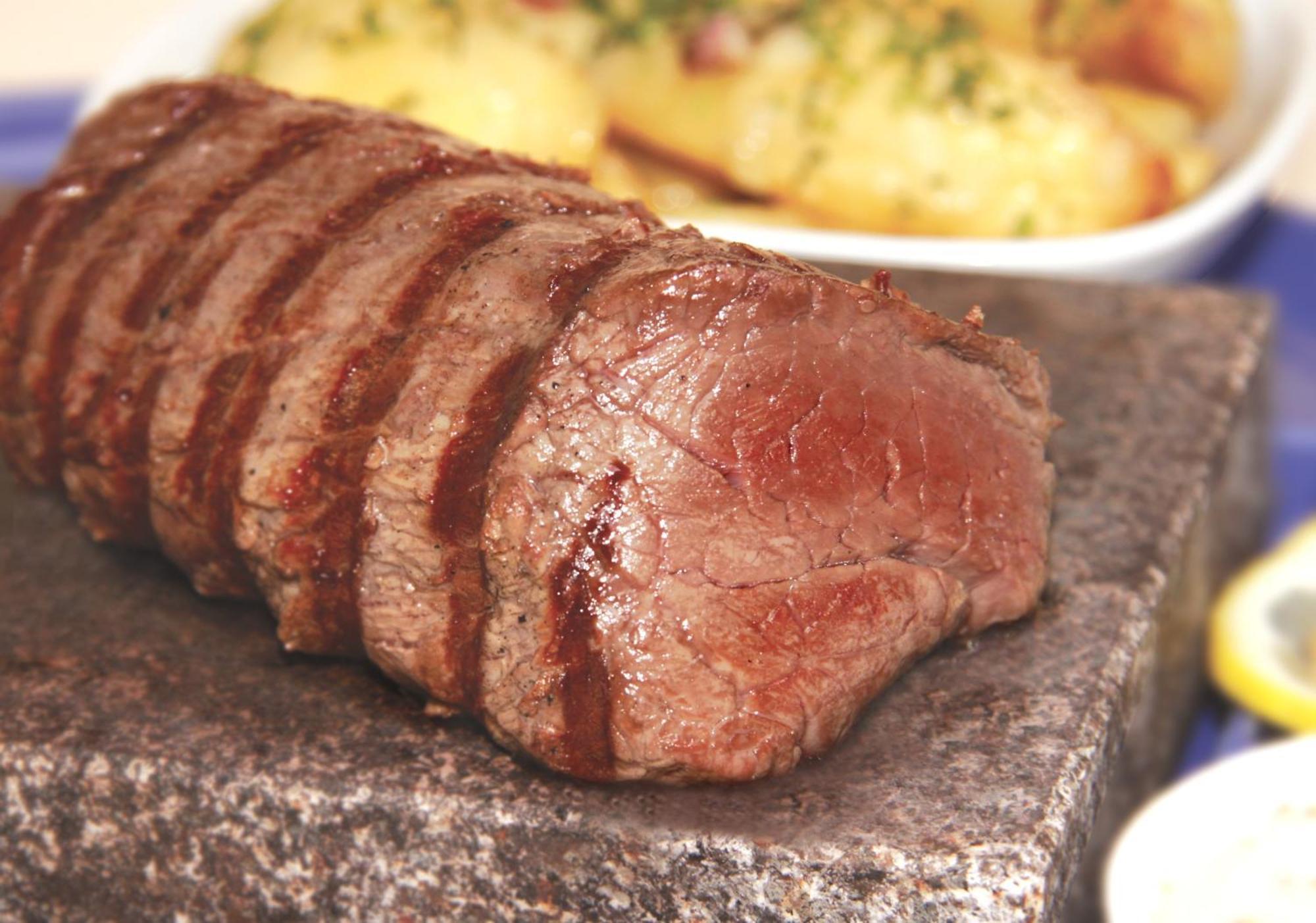Marshal Garden Hotel Bucureşti Eksteriør bilde A steak cooked on a hot stone