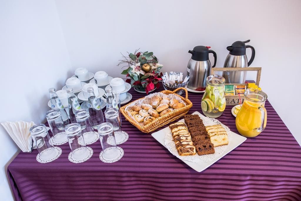 Marshal Garden Hotel Bucureşti Eksteriør bilde A typical continental breakfast