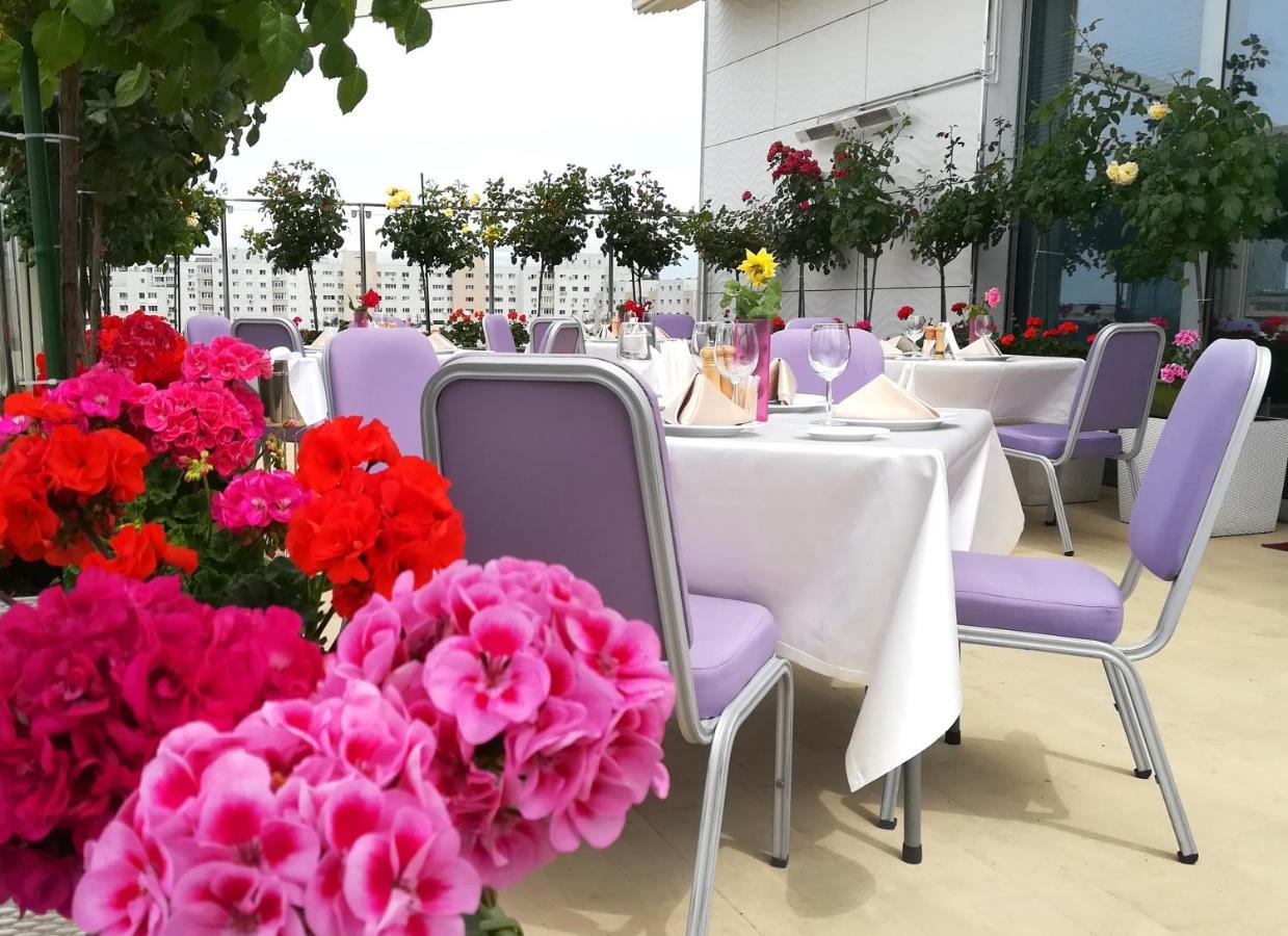 Marshal Garden Hotel Bucureşti Eksteriør bilde The terrace of the restaurant